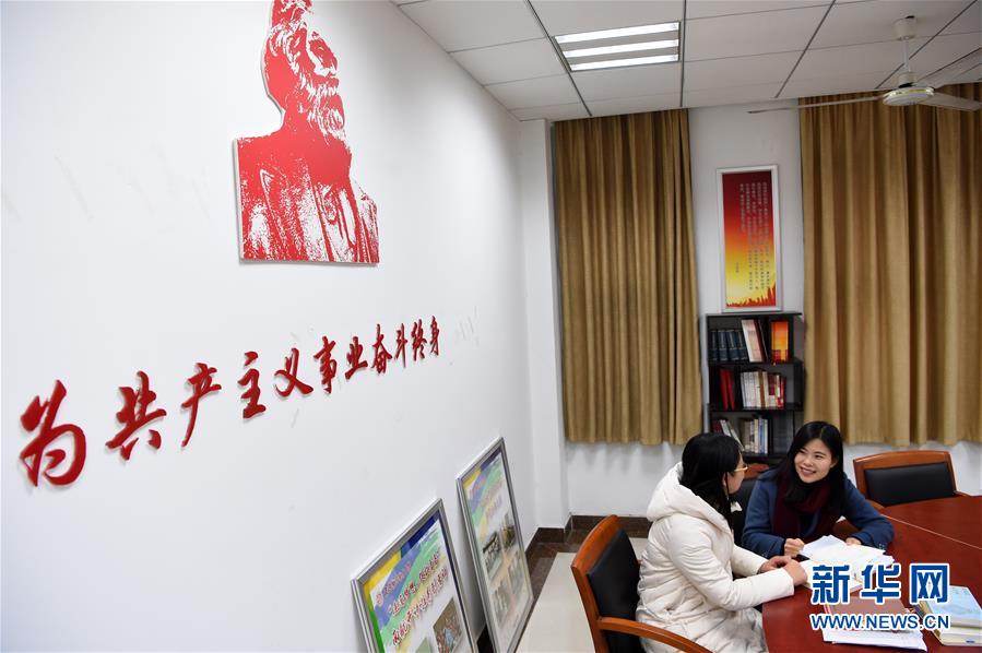 （新華全媒頭條&middot;圖文互動）（3）凝心鑄師魂　立德育新人&mdash;&mdash;以習近平同志為核心的黨中央關(guān)心教師隊伍建設(shè)紀實