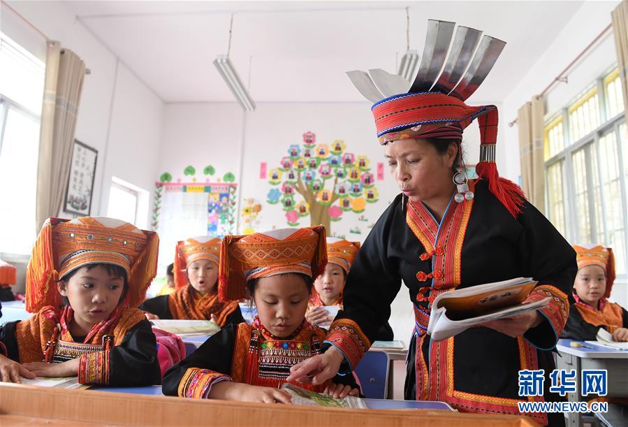 （新華全媒頭條&middot;圖文互動）（11）凝心鑄師魂　立德育新人&mdash;&mdash;以習近平同志為核心的黨中央關(guān)心教師隊伍建設(shè)紀實