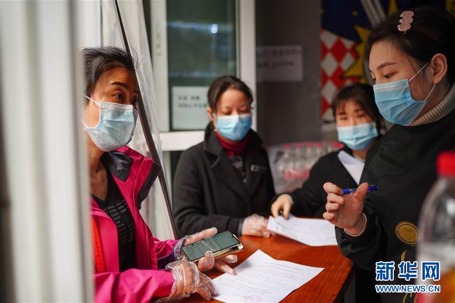 （習(xí)近平致敬的戰(zhàn)&ldquo;疫&rdquo;英雄&middot;社區(qū)工作者篇&middot;圖文互動(dòng)）（7）他們，堅(jiān)守一線戰(zhàn)風(fēng)雨