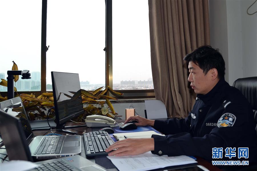 （習(xí)近平致敬的戰(zhàn)&ldquo;疫&rdquo;英雄&middot;公安干警篇&middot;圖文互動）（8）他們，抗疫一線鑄警魂