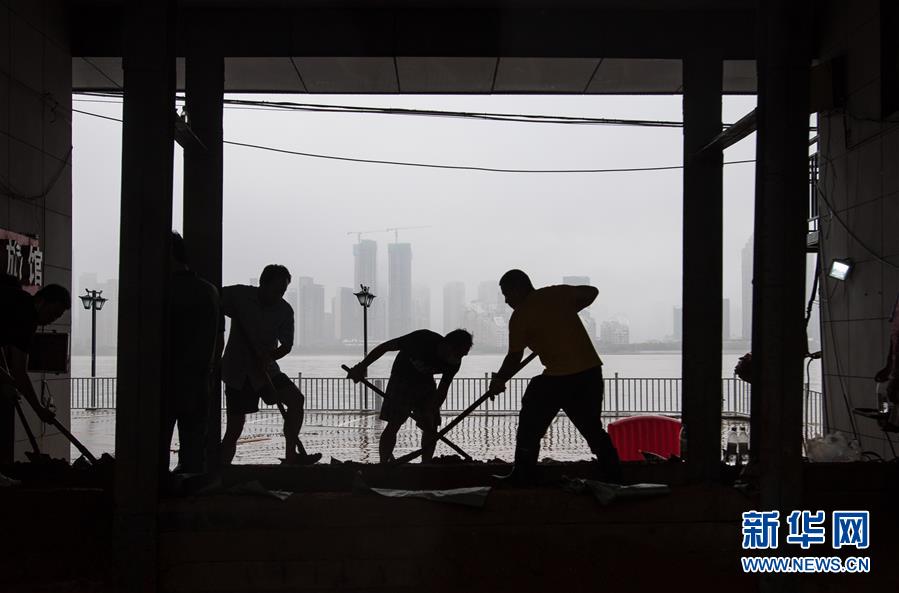 （在習(xí)近平新時代中國特色社會主義思想指引下&mdash;&mdash;新時代新作為新篇章&middot;習(xí)近平總書記關(guān)切事&middot;圖文互動）（3）戰(zhàn)疫魔,斗洪魔&mdash;&mdash;湖北全力應(yīng)對防疫、防汛疊加&ldquo;雙考&rdquo;