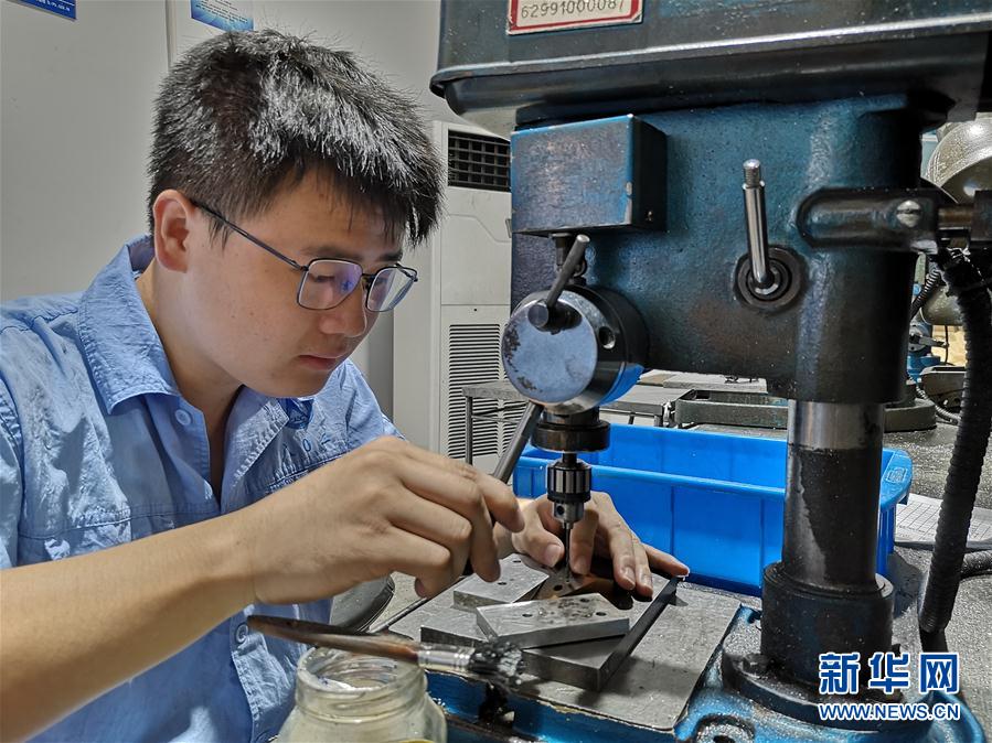 （總書記推動的改革身邊事&middot;教育改革篇&middot;圖文互動）（1）特寫：&ldquo;95后&rdquo;上海職校生：&ldquo;我的工牌上印著&lsquo;中國航天&rsquo;&rdquo;