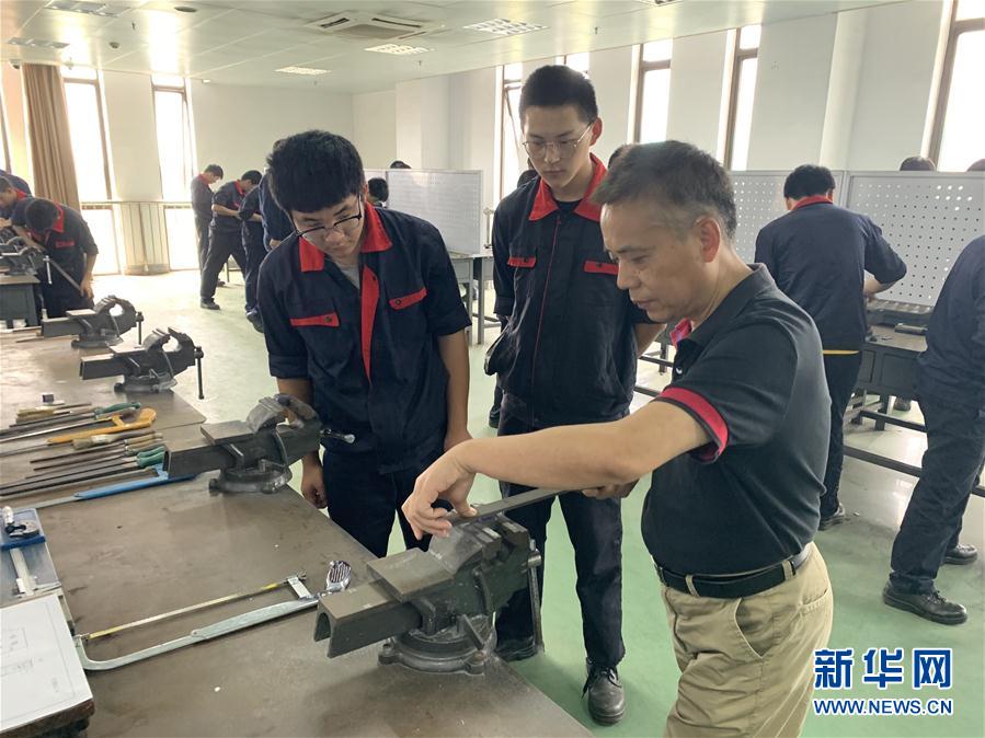 （總書記推動的改革身邊事&middot;教育改革篇&middot;圖文互動）（4）特寫：&ldquo;95后&rdquo;上海職校生：&ldquo;我的工牌上印著&lsquo;中國航天&rsquo;&rdquo;