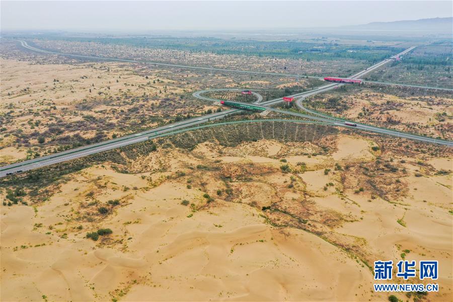 （在習(xí)近平新時(shí)代中國(guó)特色社會(huì)主義思想指引下&mdash;&mdash;新時(shí)代新作為新篇章&middot;習(xí)近平總書(shū)記關(guān)切事&middot;圖文互動(dòng)）（11）綠意，在黃沙中鋪展&mdash;&mdash;我國(guó)防沙治沙紀(jì)實(shí)