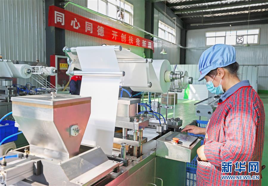 （在習近平新時代中國特色社會主義思想指引下&mdash;&mdash;新時代新作為新篇章&middot;習近平總書記關切事&middot;圖文互動）（2）&ldquo;綠色銀行&rdquo;發(fā)工資、&ldquo;股東&rdquo;分紅來敲門&hellip;&hellip;&mdash;&mdash;探索長效脫貧致富新機制見聞