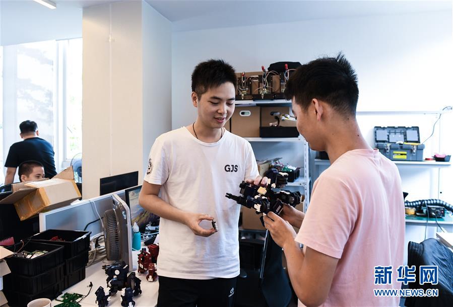 （在習近平新時代中國特色社會主義思想指引下&mdash;&mdash;新時代新作為新篇章&middot;習近平總書記關(guān)切事&middot;圖文互動）（8）我家大門常打開&mdash;&mdash;經(jīng)濟特區(qū)全方位對外開放故事