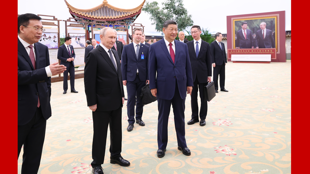 習(xí)近平同俄羅斯總統(tǒng)普京共同參觀“傳承中俄世代友好 樹立大國關(guān)系典范”圖片展