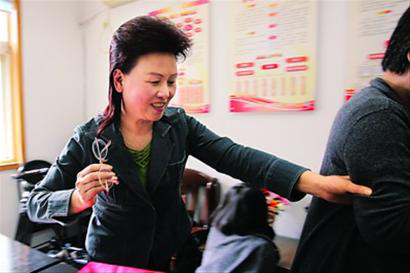 梁慧麗自己帶頭干，身邊人從跟著干到搶著干