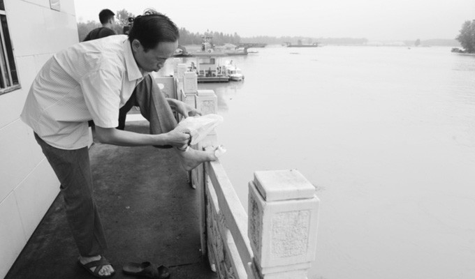 小身板有大力量，拖著腳傷跑新聞