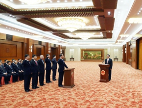 全國(guó)人大常委會(huì)首次舉行憲法宣誓儀式