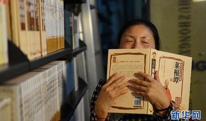 劉芳在貴陽市白云區(qū)西南風(fēng)書店&ldquo;聞書香&rdquo;