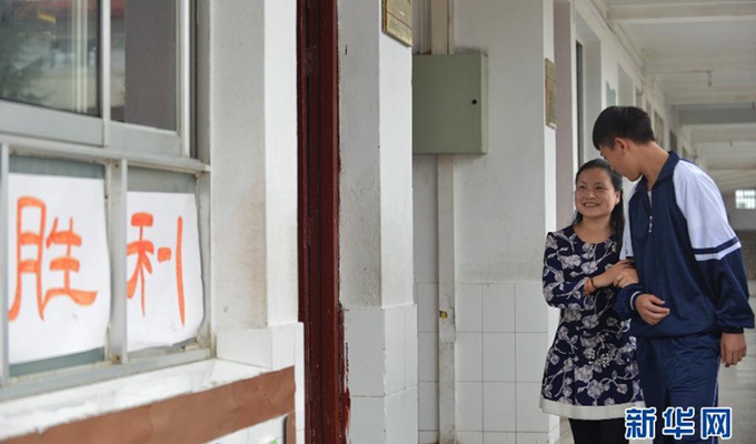 劉芳在學(xué)生協(xié)助下，前去上課