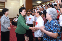 劉延?xùn)|看望&ldquo;中華人口獎&rdquo;獲獎?wù)叽? /></a></td>
</tr>
<tr>
<td align=