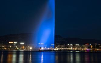 日內(nèi)瓦大噴泉點亮&ldquo;藍燈&rdquo;紀(jì)念世界難民日