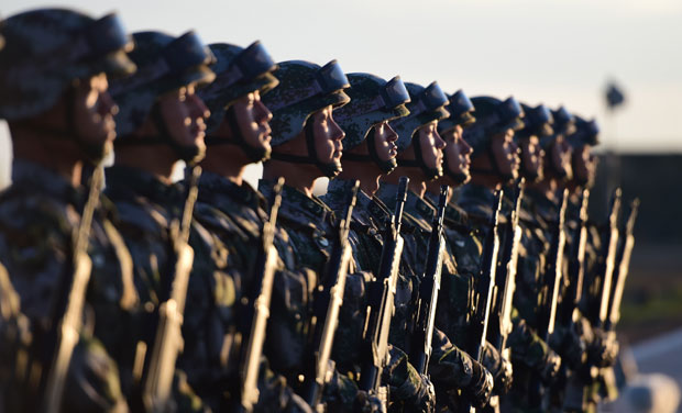 沙場今點兵！習近平檢閱部隊