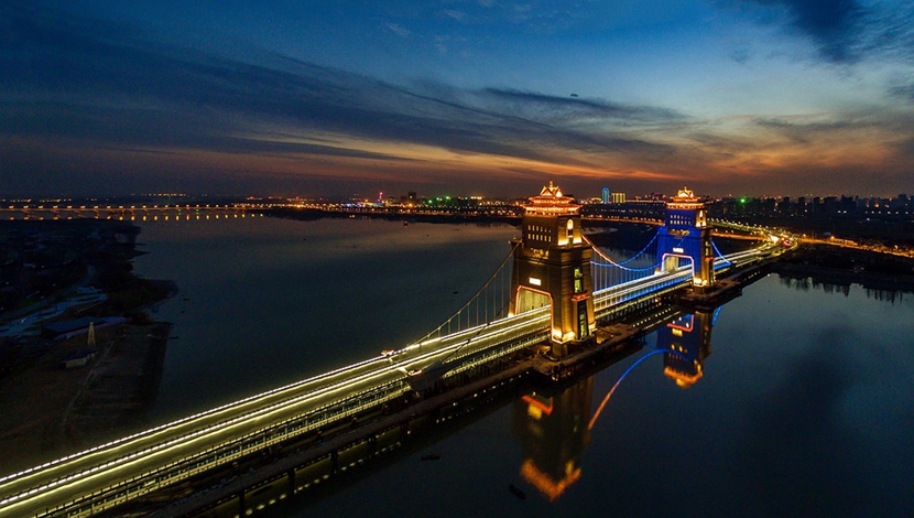 新華網(wǎng)無(wú)人機(jī)&ldquo;飛閱&rdquo;長(zhǎng)江