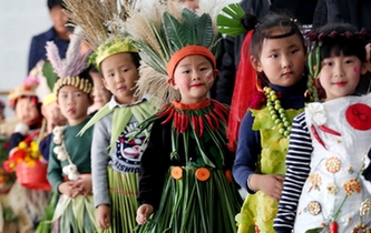 浙江：金華浦江縣&ldquo;果蔬寶寶&rdquo;演繹鄉(xiāng)土風(fēng)情