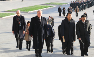 與會(huì)人員陸續(xù)入場