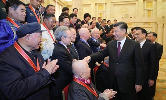 慶祝大會(huì)結(jié)束后，習(xí)近平等會(huì)見受表彰人員及親屬代表