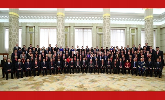 慶祝大會(huì)結(jié)束后，習(xí)近平等同受表彰人員及親屬代表合影留念