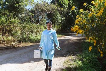 【圖片故事】山寨里的&ldquo;白衣天使&rdquo;