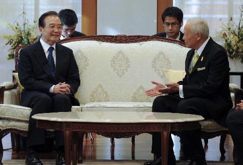 溫家寶會(huì)見(jiàn)泰國(guó)樞密院主席炳&middot;廷素拉暖