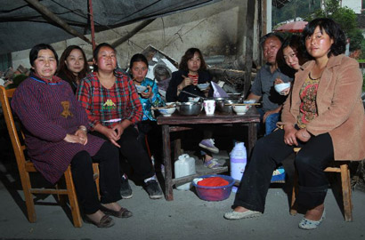 寶興縣:大鍋飯里見真情