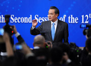 王毅被記者追堵采訪