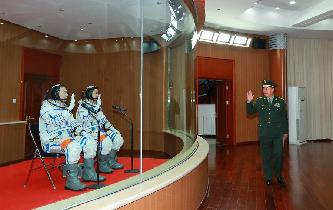 范長龍看望神舟十一號(hào)航天員景海鵬、陳冬