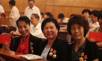 與會(huì)人員展示邀請函