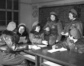 第一批女飛行員：毛澤東稱贊，細(xì)妹子不簡單，飛得好高啊