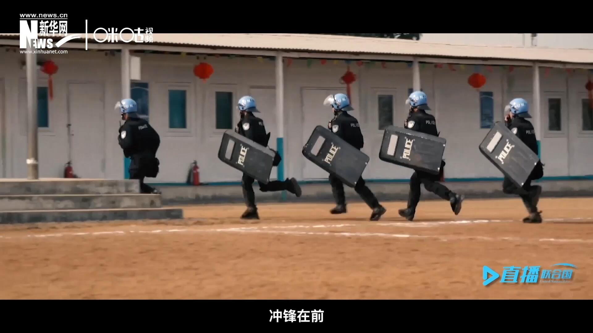 有這樣一支隊(duì)伍，他們不畏艱險，沖鋒在前，頭戴藍(lán)盔，為和平而戰(zhàn)，他們的名字叫做聯(lián)合國維和部隊(duì)。