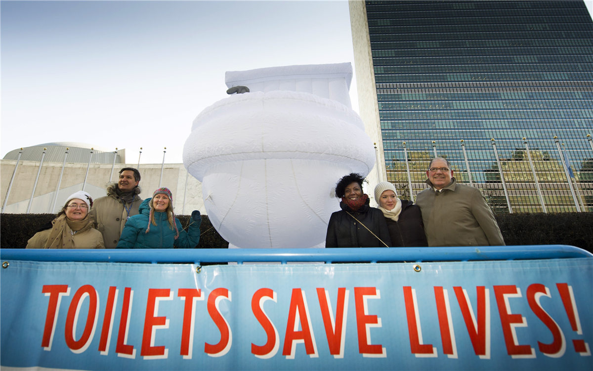 &ldquo;世界廁所日&rdquo;，聯(lián)合國總部大樓前的口號條幅