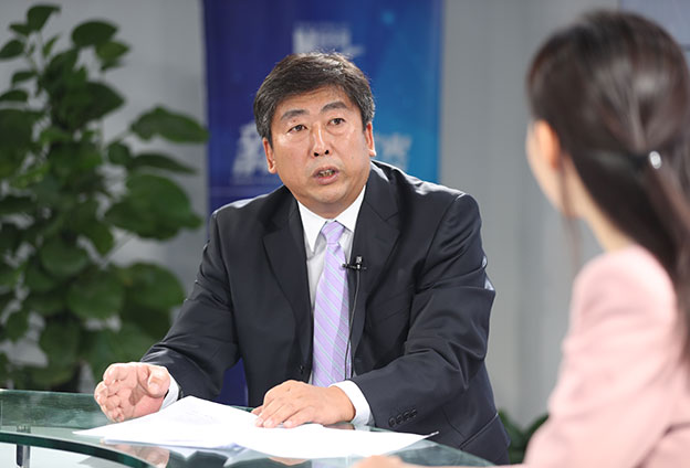 具體落在實(shí)處就是把方向，管大局，保落實(shí)