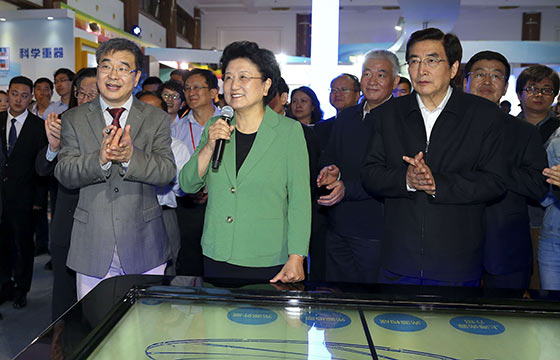 劉延?xùn)|、郭金龍參加2016年全國科技活動周活動