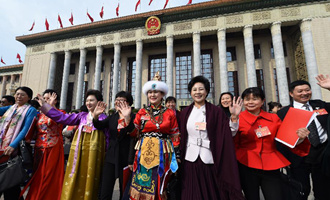 閉幕會(huì)后，代表走出人民大會(huì)堂