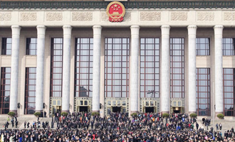 閉幕會后，代表走出人民大會堂