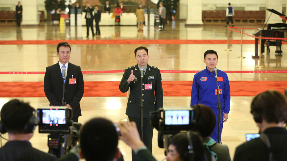 趙宏博、景海鵬、唐嘉陵代表接受采訪