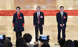 姜妍、康紅普、劉宗富代表接受采訪