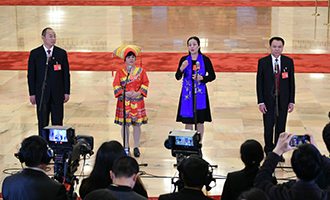 蔡松濤、杜麗群、楊小玲、賈立群代表接受采訪