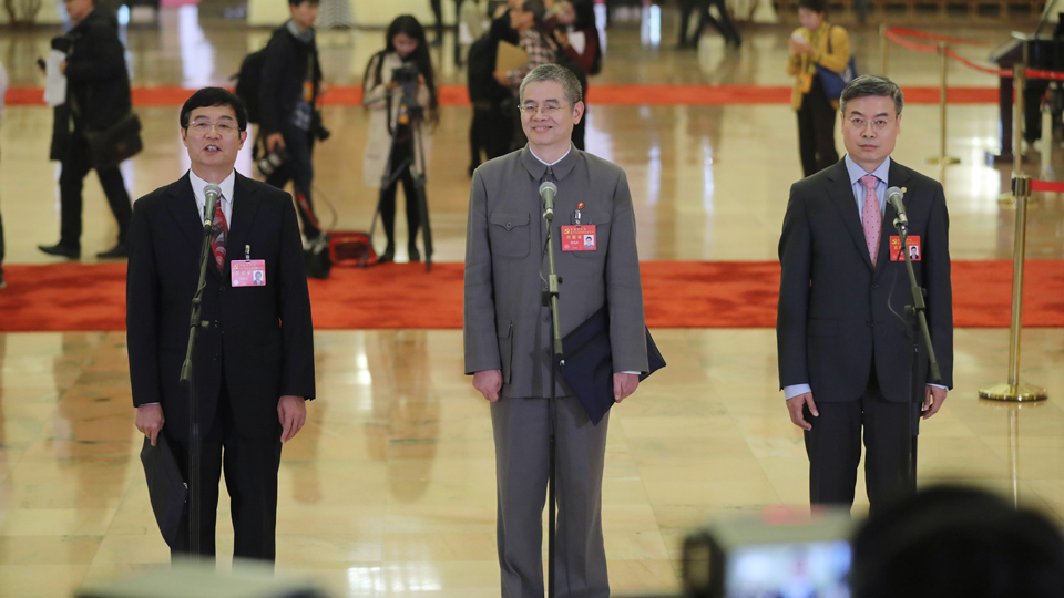 吳曉光、胡偉武、金東寒代表接受采訪