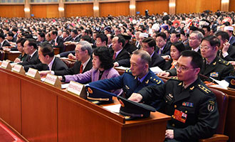 與會(huì)代表在表決總監(jiān)票人、監(jiān)票人名單草案