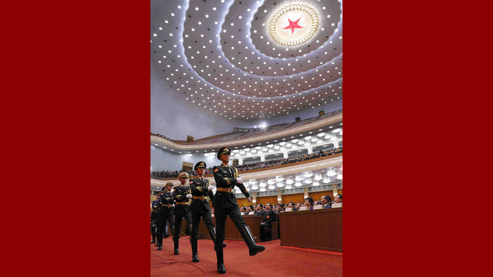 陸海空三軍儀仗兵正步行進(jìn)至主席臺前