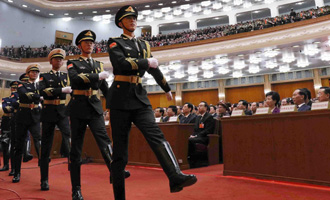 陸?？杖妰x仗兵正步行進(jìn)至主席臺(tái)前