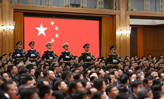 陸?？杖妰x仗兵正步行進(jìn)