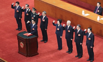 國務(wù)院副總理、國務(wù)委員、秘書長進(jìn)行憲法宣誓