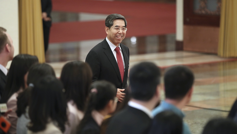 馬建堂步入&ldquo;部長(zhǎng)通道&rdquo;，準(zhǔn)備接受采訪