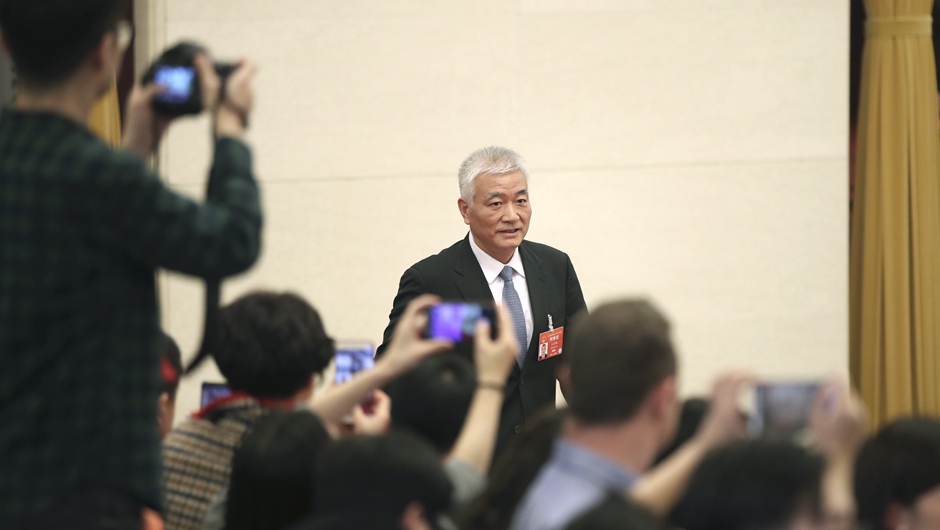 王志剛步入&ldquo;部長(zhǎng)通道&rdquo;，準(zhǔn)備接受采訪