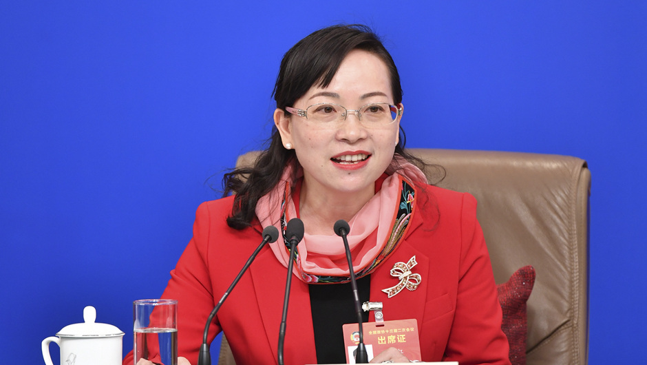 全國(guó)政協(xié)委員、湖南省湘西土家族苗族自治州政協(xié)副主席 石紅