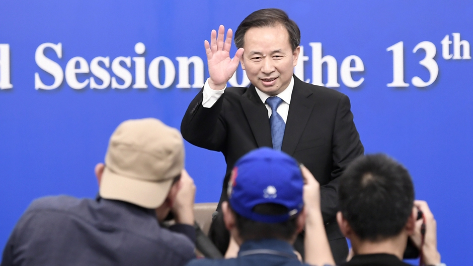 記者會開始前，李干杰向記者致意